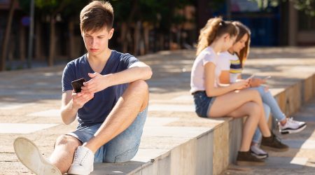 Uns joves usant els seus mòbils