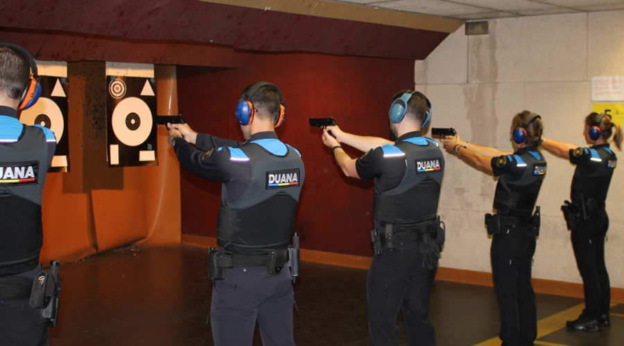 Agents de Duana fent pràctiques de tir (SFGA)