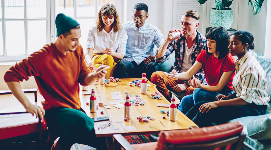 Uns amics participant en un joc de taula (Getty images)