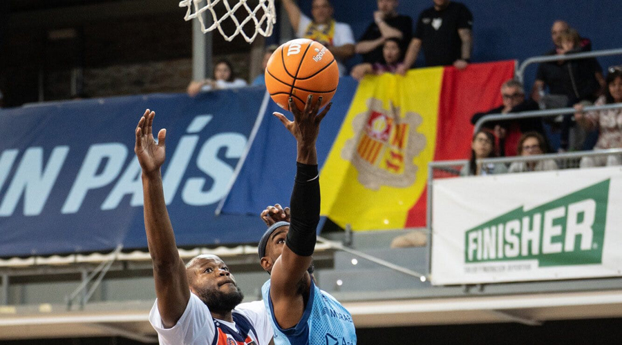 Jugada en atac del BC Andorra davant del Leyma Coruña