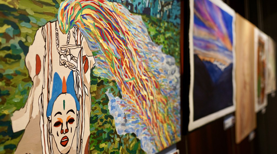 Una mostra de l'exposició d'ArtCamp 'Colors per al Planeta' a la sala d'exposicions del Comú d'Encamp