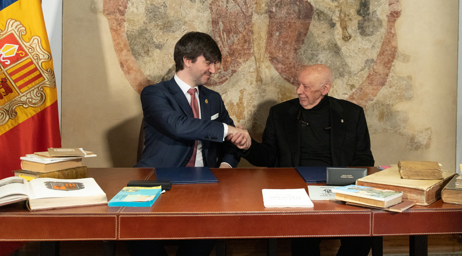 Carles Ensenyat i Casimir Arajol segellant el conveni de cessió (Consell General)