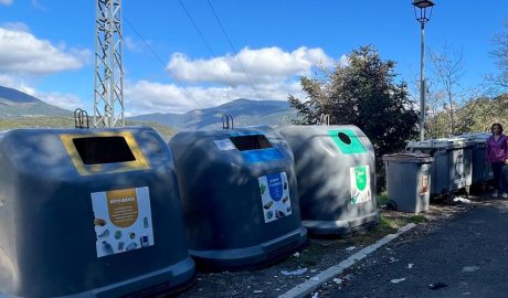 Isabel Perera, al costat d'una illa de contenidors a Montferrer i Castellbò