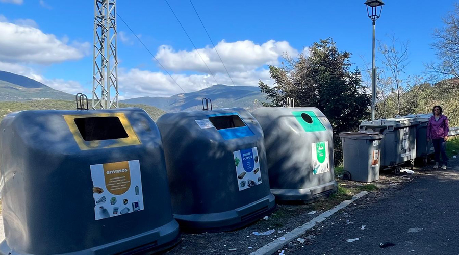 Isabel Perera, al costat d'una illa de contenidors a Montferrer i Castellbò (RàdioSeu)