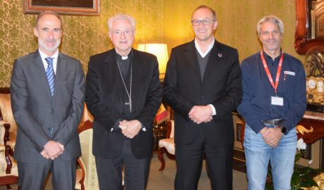 El copríncep episcopal amb els directius de la Creu Roja Andorrana