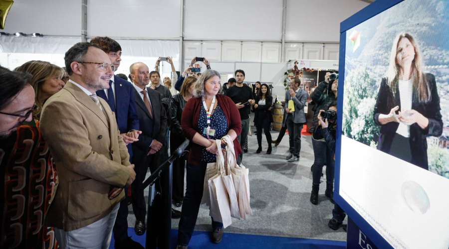 Xavier Espot amb altres autoritats a l'estand que sobre l'Acord d'associació hi ha a la Fira d'Andorra la Vella (SFGA)