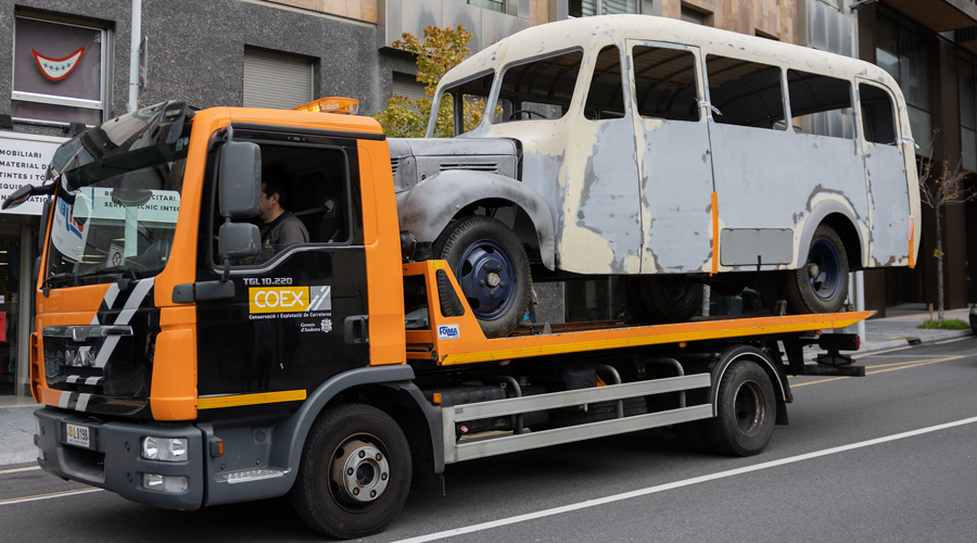 El Dodge Fargo sent traslladat al taller mecànic (comuee)
