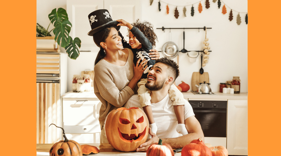 Una família celebrant Halloween (AMIC)