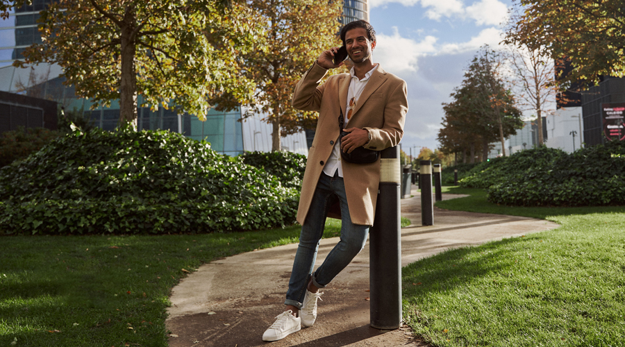 Un home vestint esport, però elegant (AMIC)