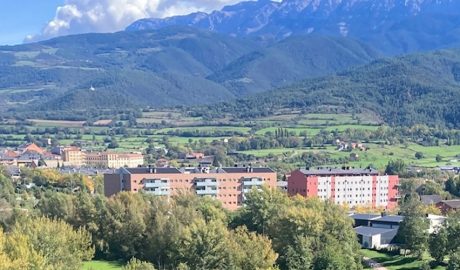 El sector de l'Horta del Valira, des de Castellciutat, amb els blocs de pisos ja existents en primer terme