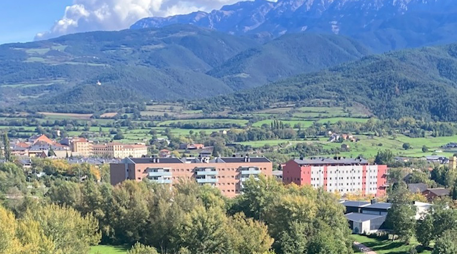 El sector de l'Horta del Valira, des de Castellciutat, amb els blocs de pisos ja existents en primer terme (Foto: RàdioSeu)