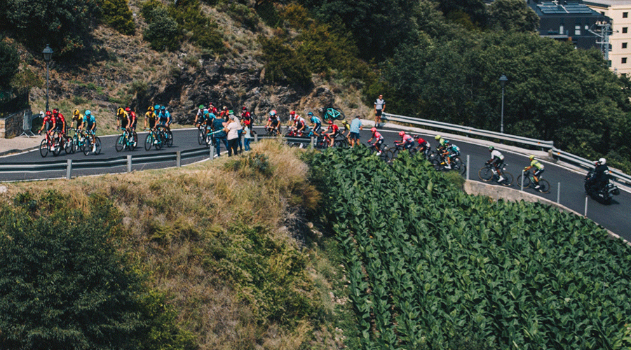La Vuelta transitant per Andorra en una edició anterior