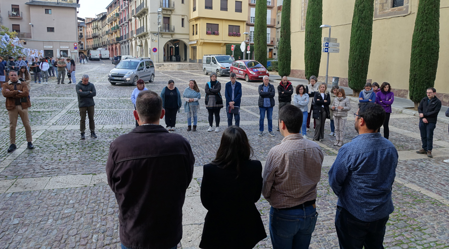 Autoritats, empleats municipals i veïns en el minut de silenci a la Seu (Aj. la Seu)