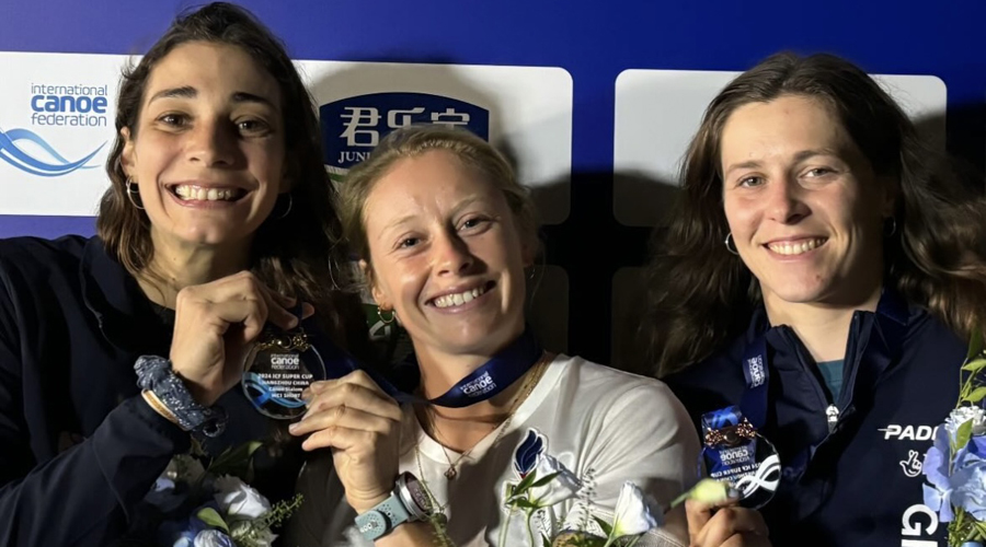 Mònica Doria, amb Marjorie Delassus i Kimberley Woods, al podi de Short Slalom C1 de la ICF Supercup (Foto: Mònica Doria)