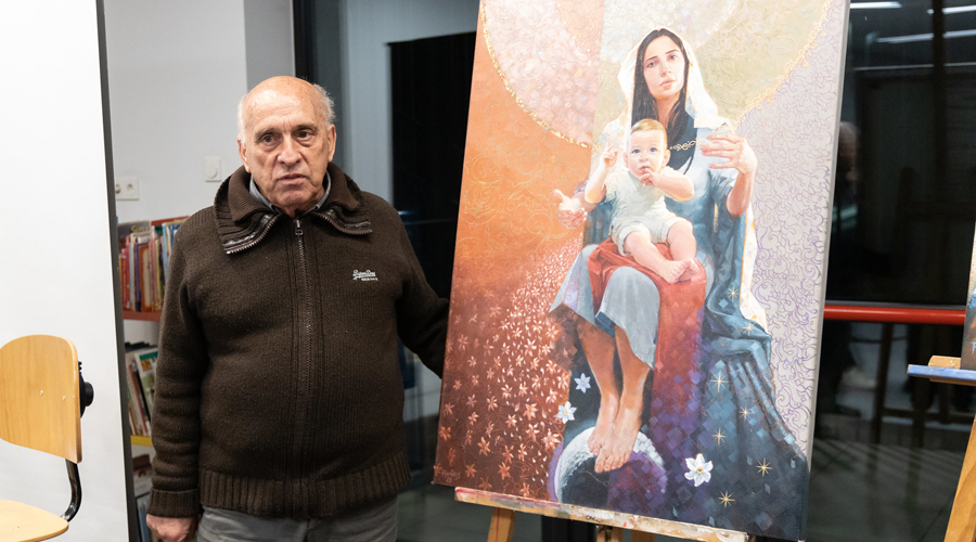 Mossèn Joan Fenosa al costat de l'obra protagonista (Comú d'Ordino)