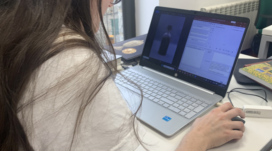 Andrea Sanz en les tasques d'inventariar el fons de la farmàcia Estrella, de Barcelona (Ajuntament de Llívia)