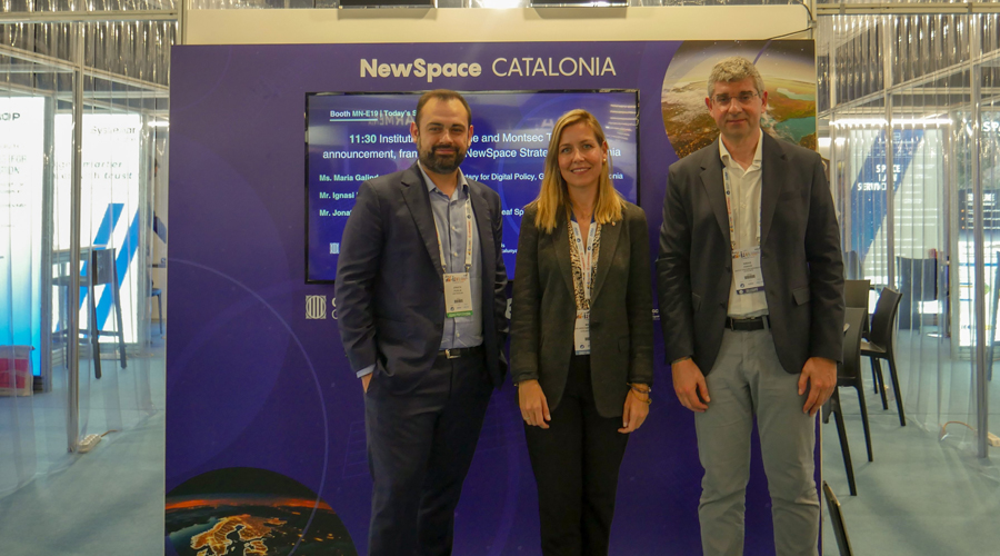 Maria Galindo, a l'estand de NewSpace Catalonia al congrés IAC 2024, a Milà (Foto: Dep. Polítiques Digitals)