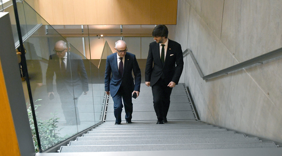 El ministre, Ramon Lladós -a l'esquerra-, amb el síndic, Carles Ensenyat, per a lliurar-li el Projecte de llei del Pressupost 2025 (SFGA)