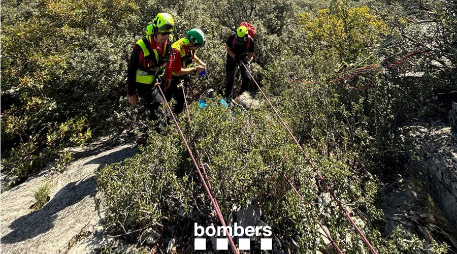 Rescat del parapentista accidentat a Organyà (Bombers.cat)