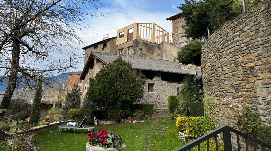 Al fons, l'edifici que s'està reformant per a destinar-lo a habitatge públic a Malmercat, a Soriguera (Diputació de Lleida)