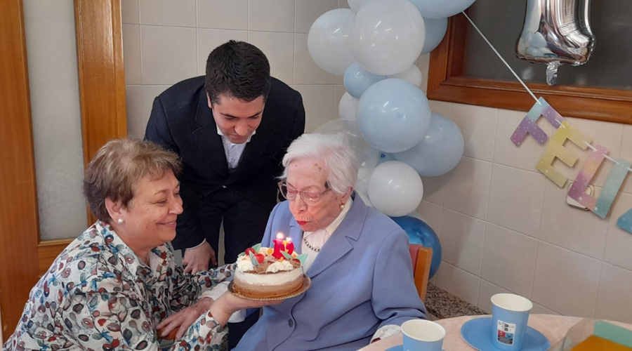 La regidora Paqui Gómez, l'alcalde Joan Barrera i Francisca Argelagues amb els seus ben portats 102 anys (Aj. la Seu)
