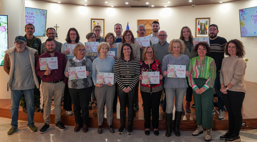 Al centre, la cònsol Laura Mas, amb els guardonats d'enguany (Comú d'Encamp)