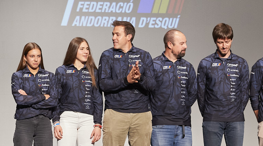 Isabella Pérez i Ainhoa Piccino, de primer any EEBE U19, durant la presentació de la temporada