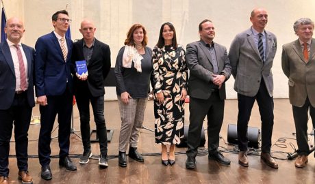 Mònica Bonell -quarta per la dreta- a l'acte de presentació de la versió en txec de 'Blau de Prússia' a Praga