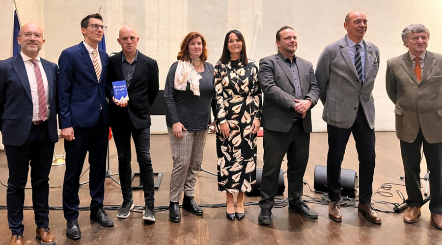 Mònica Bonell -quarta per la dreta- a l'acte de presentació de la versió en txec de 'Blau de Prússia' a Praga (SFGA)