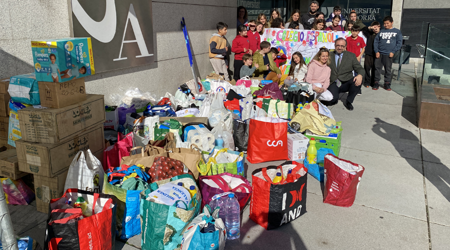 Material recollit per als damnificats de València per part del Maria Moliner i lliurat a la universitat (UdA)