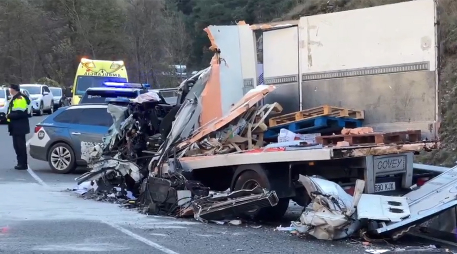 Estat en la qual ha quedat la furgoneta frigorífica en l'accident contra l'autobús (TVE)