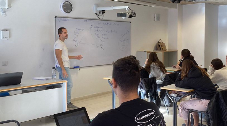 Professor i alumnes en l'aula d'una escola