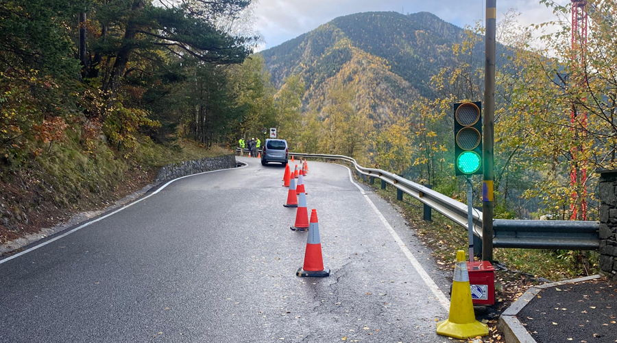 El mal estat de la calçada a causa de la inestabilitat del terreny és ben visible (Comú de la Massana)