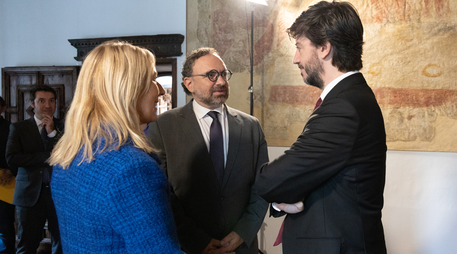 La subsíndica, Sandra Codina; el rector de l'UdA, Juli Minoves; i el síndic, Carles Ensenyat (Consell General)