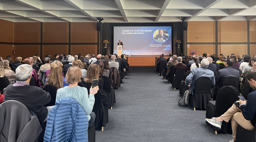 La conferència de Roca i Junyent ha aplegat un nombrós públic (CEA)