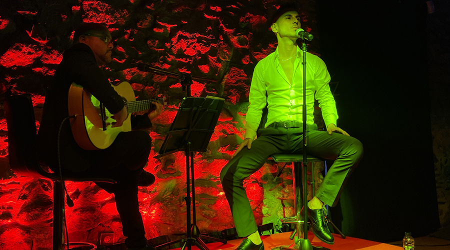 A la dreta, Davih Leal en la presentació del seu videoclip. Foto: Cedida