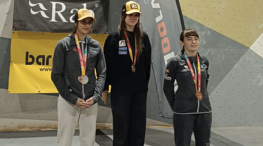 Al centre, Laia Taulats, campiona de la Copa d'escalada de la Copa d'Espanya (FAM)