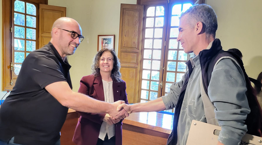 Marc Baró, Sílvia Romero i un beneficiari d'un dels habitatges (Govern.cat)
