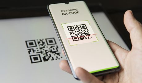 Una persona escanejant un codi QR