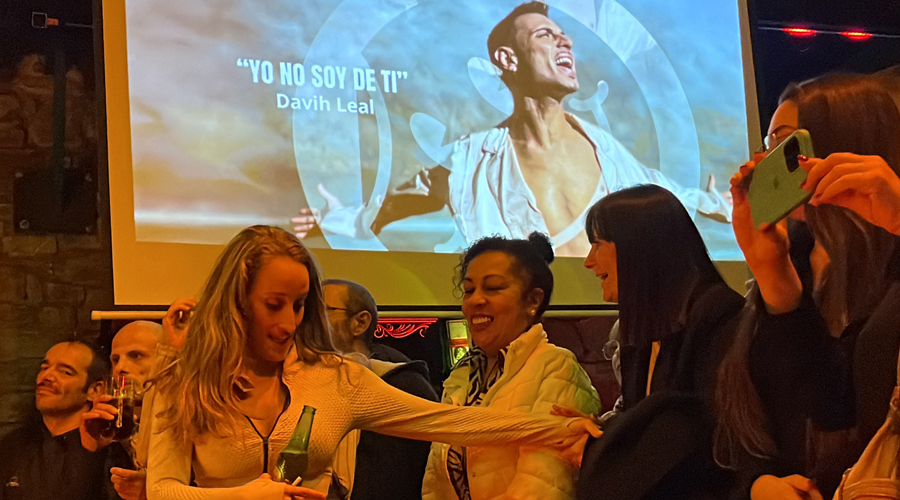 Tercera per l'esquerra, la ministra de Cultura, durant la presentació del videoclip de Davih Leal. Foto: Cedida