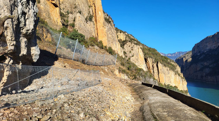 Malles de protecció damunt dels túnels de la línia de tren de la Pobla, a prop del pantà de Camarasa (Govern.cat)