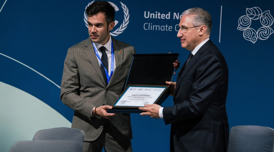 David Forné rebent el certificat de la mà del president de la COP29, Mukhtar Babayev (SFGA)
