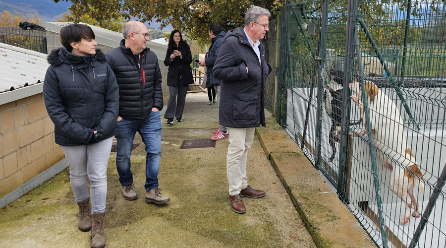 Talarn, a la dreta, observant un dels gossos del refugi de Benavarre (Diputació de Lleida)
