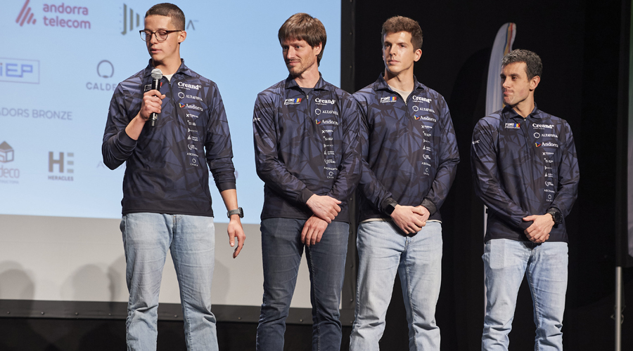 Roger Puig, segon per la dreta, amb el seu equip, en la presentació de la nova temporada d'esquí (Origami / Òscar Rius)