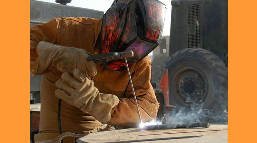 Persona fent tasques de soldadura (RàdioSeu)