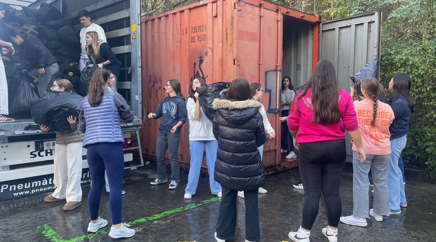 Els joves estudiants carregant el material al tràiler amb destí València (Càritas Andorrana)