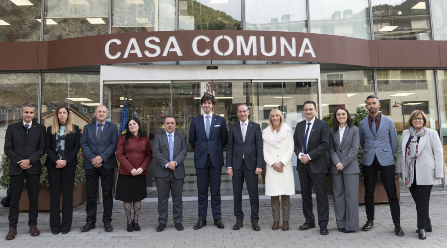 Els síndics amb les autoritats de Canillo (Consell General)