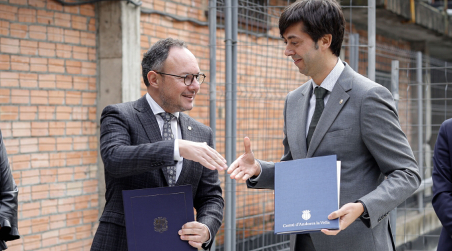 Xavier Espot i Sergi González segellant l'acord que possibilitarà la creació d'habitatge públic (SFGA)