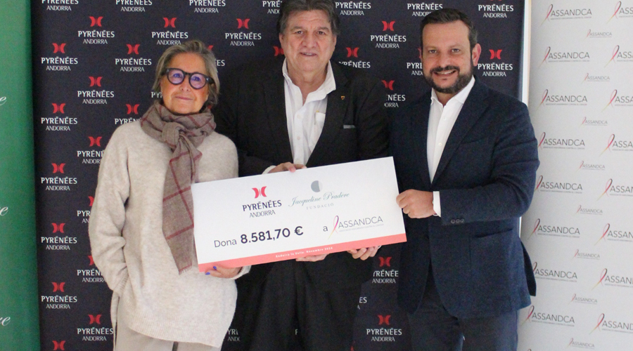 Al centre, Josep Saravia, amb el xec, acompanyat de Cristina Urbiola i Octavi Bardera. Foto: Cedida