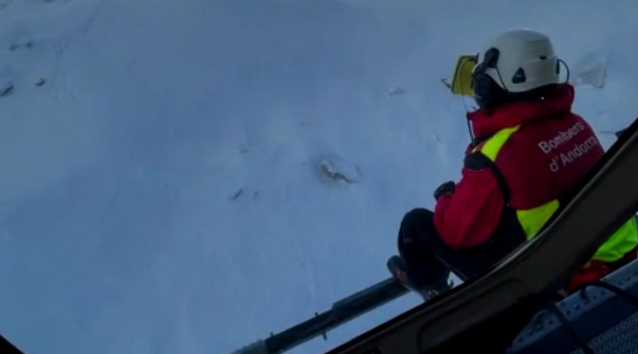 Un bomber andorrà cercant els excursionistes des de l'helicòpter (AndorraDifusió)